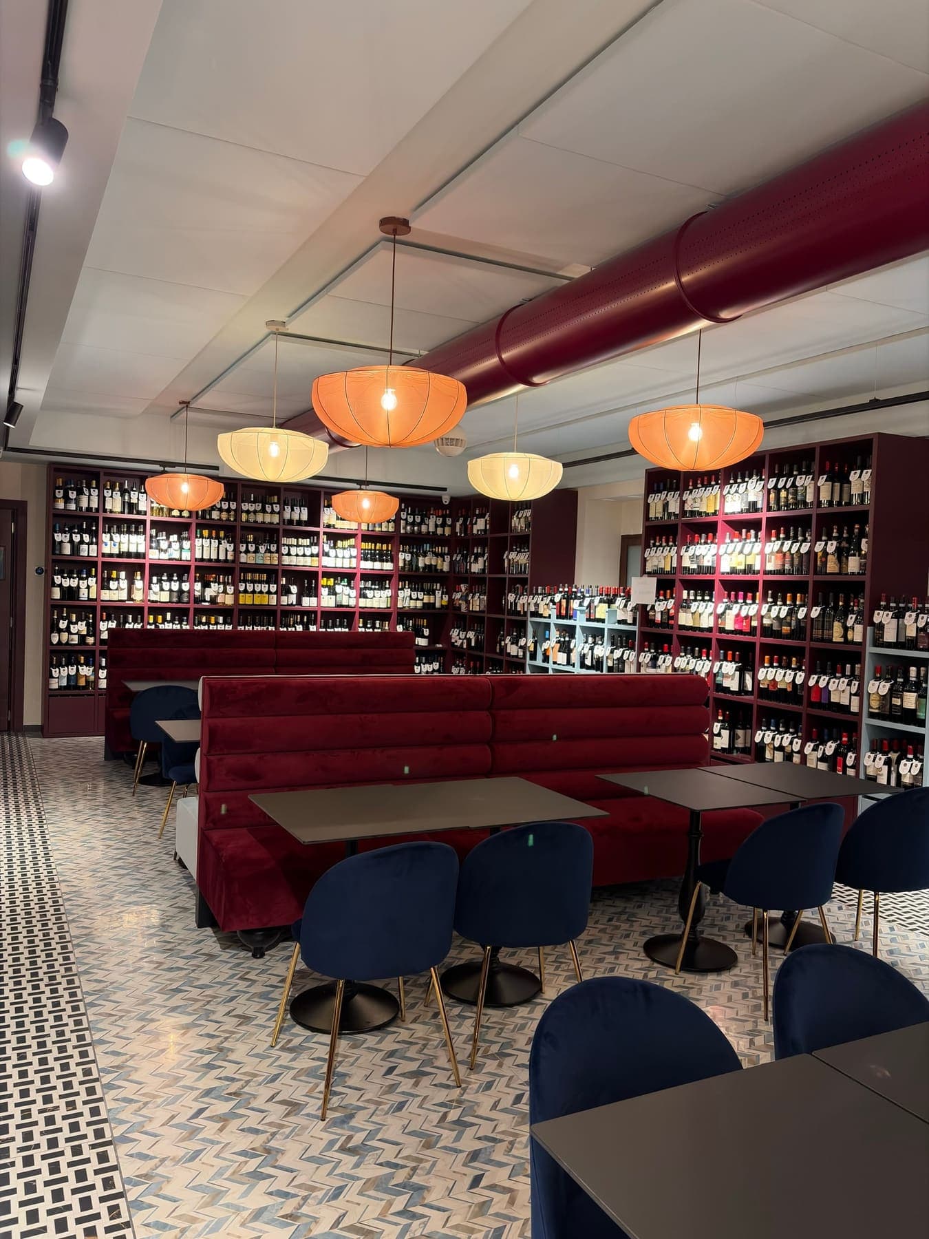 La sala dell'enoteca fra gli scaffali